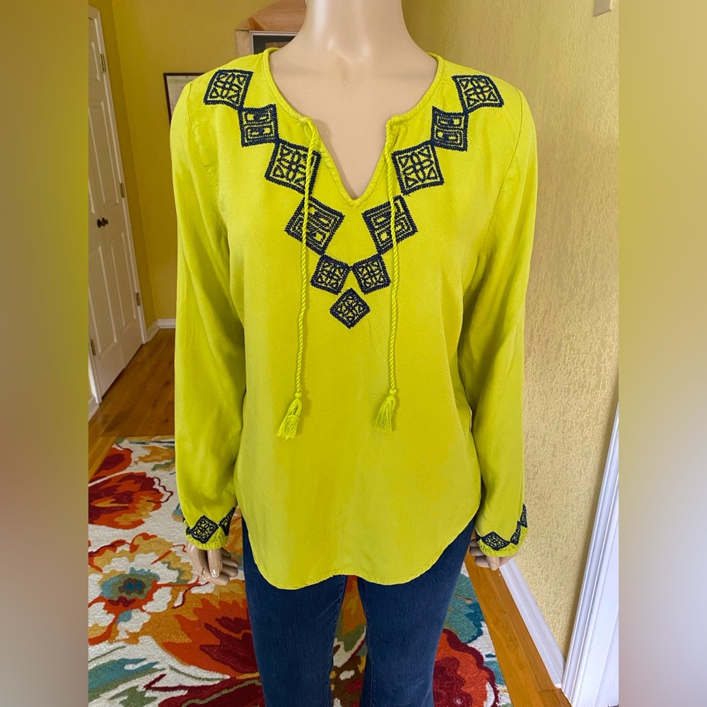 Crown & Ivy Embroidered Boho Peasant Top